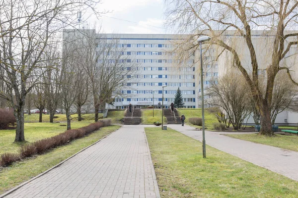 Рига Латвия Фасад Больницы Окрестности Людьми Автомобилями 2020 — стоковое фото