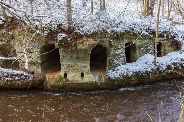 Město Ligatne Lotyšsko Řeka Zimě Pískovcovými Útesy Jeskyněmi 2020 — Stock fotografie