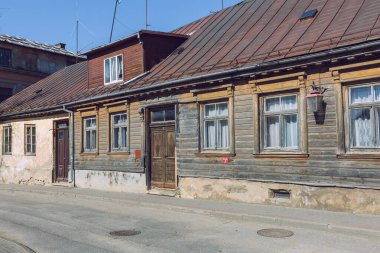 Cesis şehri, Letonya. Eski ahşap evi ve binası olan cadde. 31.03.2020
