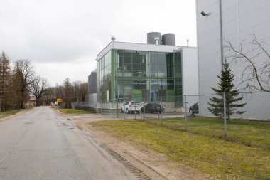 Cesis şehri, Letonya. Metal yapıları olan bira fabrikası ve sokak. 02.04.2020