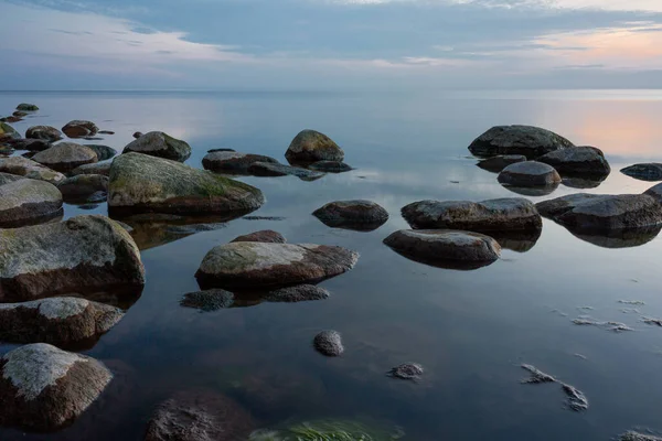 Tuja şehri, Letonya. Baltık Denizi, kayalar ve güneş ışığı. Seyahat fotoğrafı. 10.05.2020