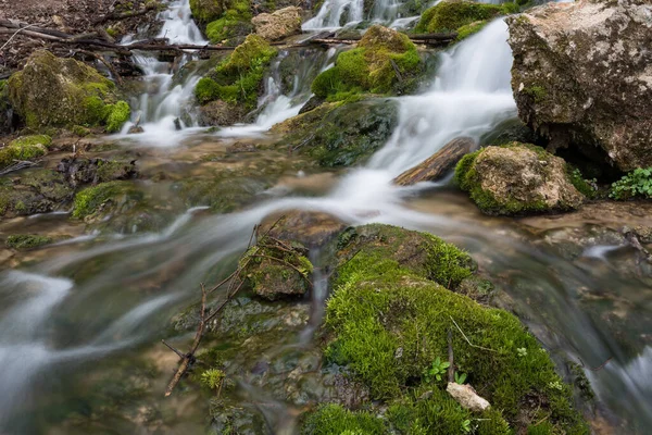 City Cesis Lotyšsko Starý Vodopád Zeleným Mechem Dolomitovými Skalami 2020 — Stock fotografie