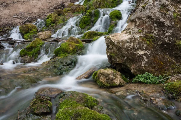 City Cesis Lotyšsko Starý Vodopád Zeleným Mechem Dolomitovými Skalami 2020 — Stock fotografie