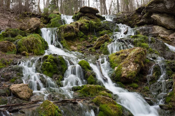 City Cesis Lotyšsko Starý Vodopád Zeleným Mechem Dolomitovými Skalami 2020 — Stock fotografie