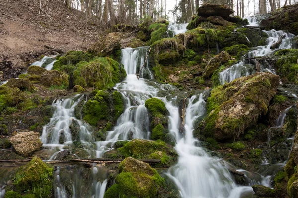 City Cesis Lotyšsko Starý Vodopád Zeleným Mechem Dolomitovými Skalami 2020 — Stock fotografie