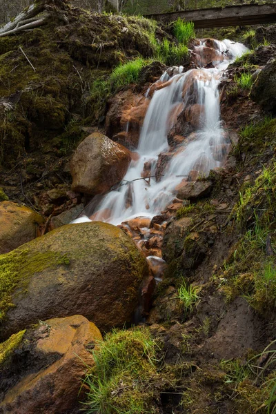 City Cesis Lettonie Vieille Cascade Avec Mousse Verte Rochers Rouges — Photo