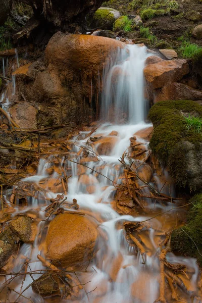 City Cesis Lettonie Vieille Cascade Avec Mousse Verte Rochers Rouges — Photo