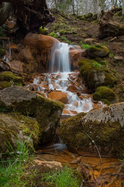 City Cesis Letonia Cascada Vieja Con Musgo Verde Rocas Rojas —  Fotos de Stock