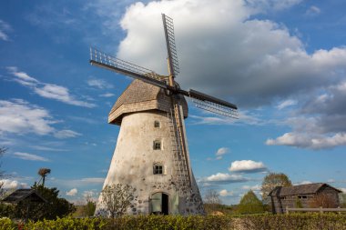 Cit Araisi, Letonya. Eski tarihi yel değirmeni ve doğa. 1405.2020