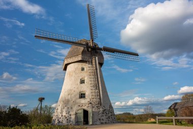 Cit Araisi, Letonya. Eski tarihi yel değirmeni ve doğa. 1405.2020