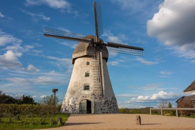 Cit Araisi, Letonya. Eski tarihi yel değirmeni ve doğa. 1405.2020