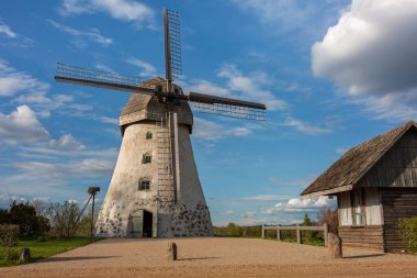 Cit Araisi, Letonya. Eski tarihi yel değirmeni ve doğa. 1405.2020