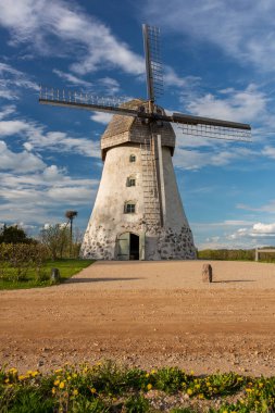 Cit Araisi, Letonya. Eski tarihi yel değirmeni ve doğa. 1405.2020