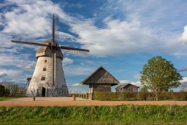 Cit Araisi, Letonya. Eski tarihi yel değirmeni ve doğa. 1405.2020