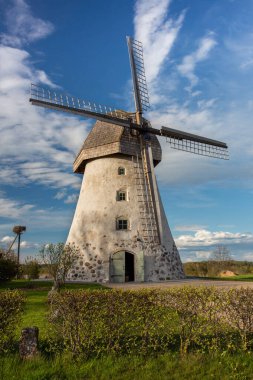 Cit Araisi, Letonya. Eski tarihi yel değirmeni ve doğa. 1405.2020