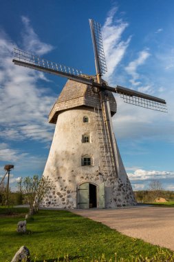 Cit Araisi, Letonya. Eski tarihi yel değirmeni ve doğa. 1405.2020