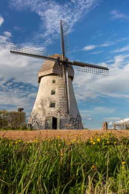 Cit Araisi, Letonya. Eski tarihi yel değirmeni ve doğa. 1405.2020