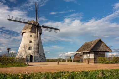 Cit Araisi, Letonya. Eski tarihi yel değirmeni ve doğa. 1405.2020