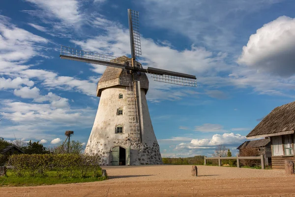 Cit Araisi, Letonya. Eski tarihi yel değirmeni ve doğa. 1405.2020
