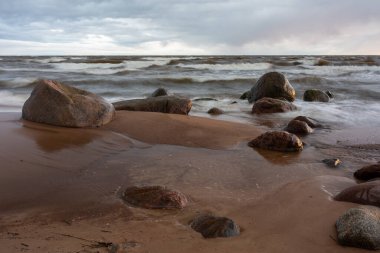 Tuja şehri, Letonya. Baltık Denizi 'nde kayalar ve kumlar. Seyahat fotoğrafı. 16.05.2020