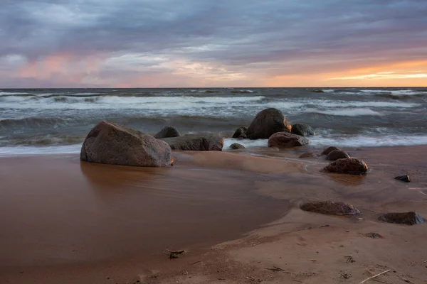 Ciudad Tuja Letonia Mar Báltico Con Rocas Arena Fotografía Viaje —  Fotos de Stock