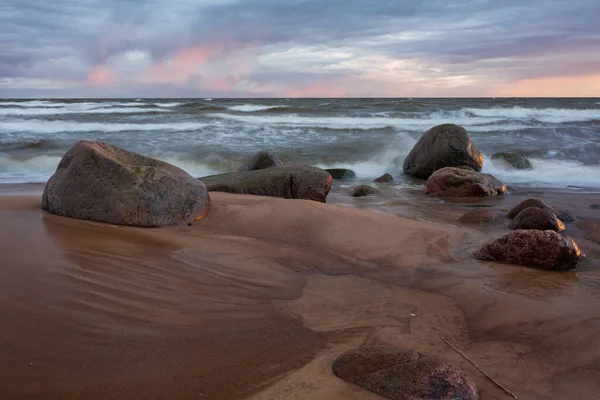 ラトビアのトゥハ市 岩や砂とバルト海 旅行写真素材集16 2020 — ストック写真