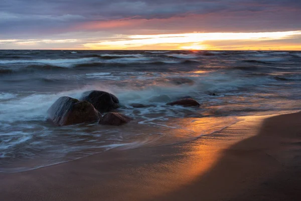 Ciudad Tuja Letonia Mar Báltico Con Rocas Arena Fotografía Viaje —  Fotos de Stock