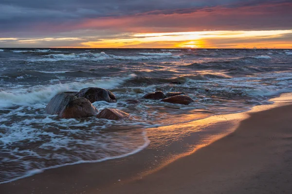 ラトビアのトゥハ市 岩や砂とバルト海 旅行写真素材集16 2020 — ストック写真