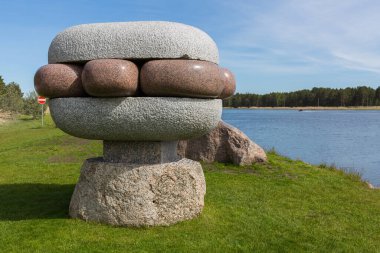Bolderaja Şehri, Letonya. Açık havada taştan yapılmış heykeller. 23.05.2020