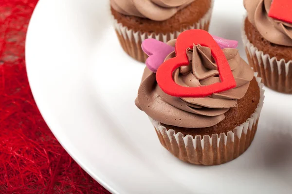 Cupcakes con crema decorada con corazón — Foto de Stock
