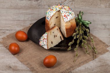 Paskalya kek ve renkli yumurta