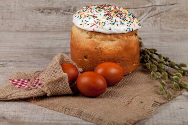 Paskalya kek ve renkli yumurta