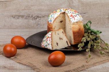 Paskalya kek ve renkli yumurta