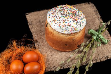 Paskalya kek ve renkli yumurta