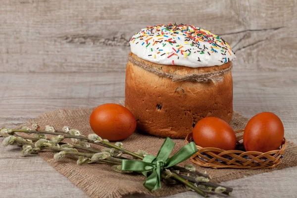イースター ケーキおよび着色された卵 — ストック写真