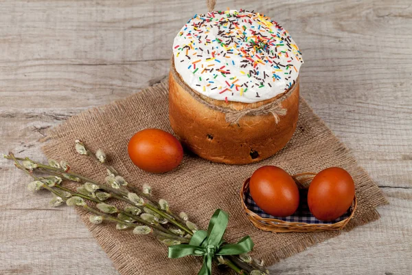 Gâteau de Pâques et oeufs colorés — Photo