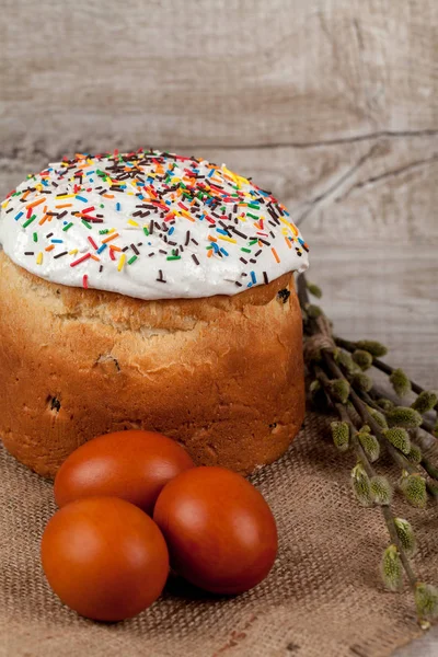 Пасхальний торт і кольорові яйця — стокове фото