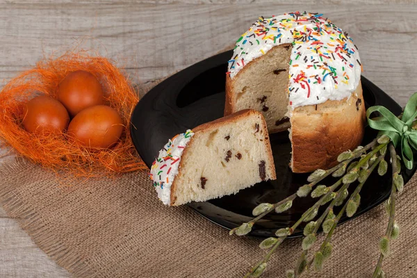 Paskalya kek ve renkli yumurta