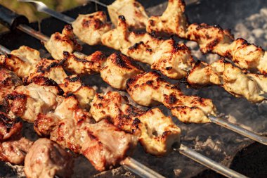 Sosu olan sulu et dilimleri ateşte hazır..