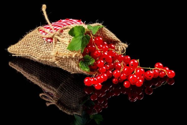 Frutos de grosellas rojas sobre un fondo oscuro — Foto de Stock