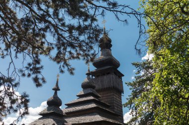 Eski ahşap Lemk Kilisesi karşı parlak mavi gökyüzü bulutlu.
