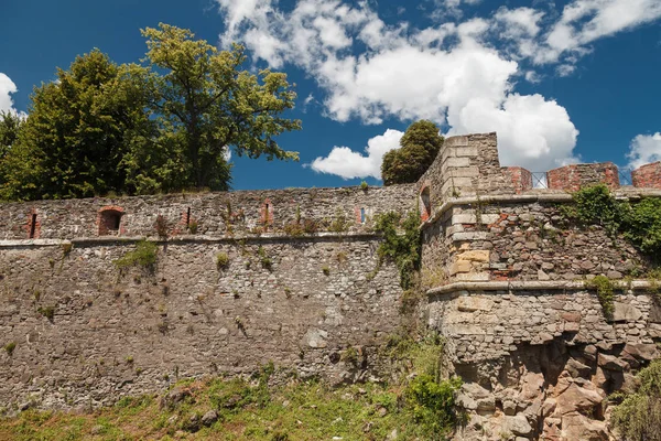 Zniszczony mur starożytnego zamku — Zdjęcie stockowe