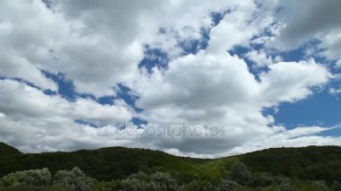 Mavi gökyüzü beyaz bulutlar float. Hızlı hareket