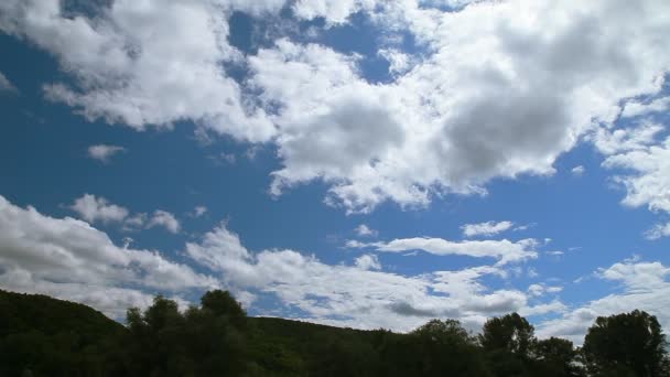 Λευκά σύννεφα επιπλέουν στο μπλε ουρανό. Γρήγορη κίνηση — Αρχείο Βίντεο