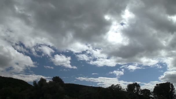 Witte wolken drijven op de blauwe hemel. Snelle beweging — Stockvideo