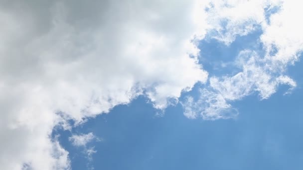 Nuvens brancas flutuam no céu azul. Movimento rápido — Vídeo de Stock