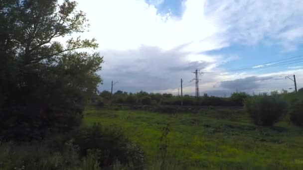 Scattare paesaggi nei Carpazi dal finestrino del treno . — Video Stock