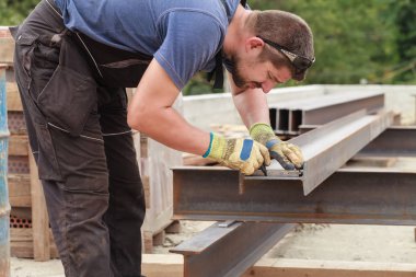 Bir adam bir metal ürün önce kesme işaretleri