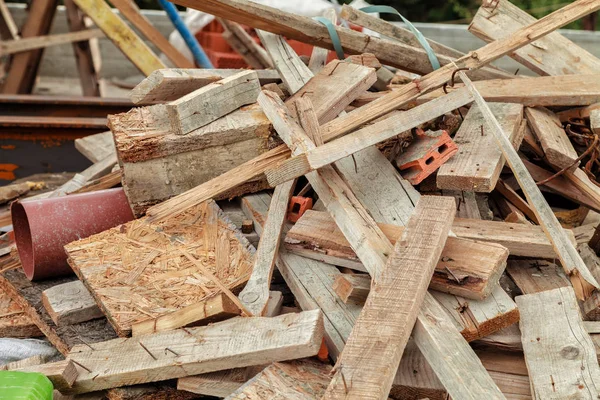 建設廃棄物の工事中の家の屋根の上 — ストック写真