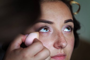 Gelin için bir hale telafi düğün makyaj sanatçısı